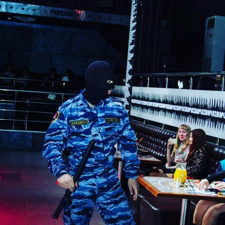 Фото Горячий Olegas. Стриптизёр из Новосибирска ворвался к клиентке в форме ОМОН 5
